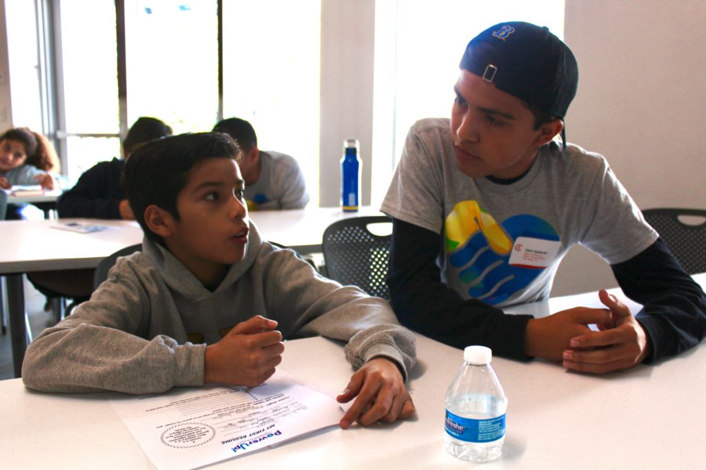 El Día de la Universidad y la Carrera Profesional reúne al grupo de antiguos alumnos de la UCLA con niños que se enfrentan a traumas y adversidades.