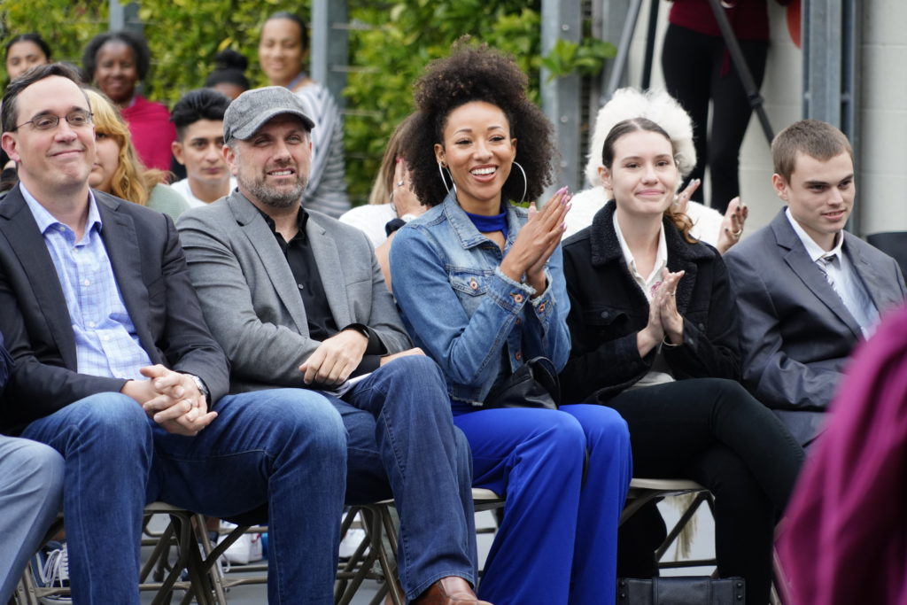 Sean Anders se sienta entre el público antes de hablar en la graduación Dream BIG 2019 del CII.