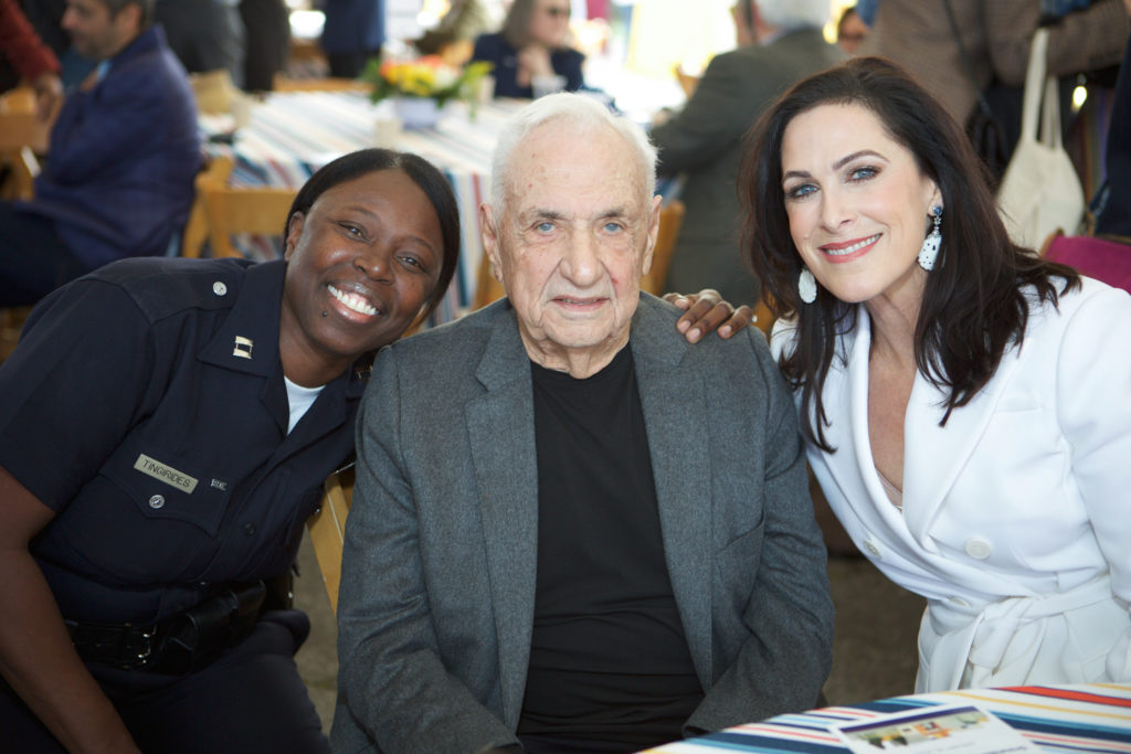 Frank Gehry posa con los miembros del consejo de administración del CII Emada Tingirides y Bridget Gless Keller.